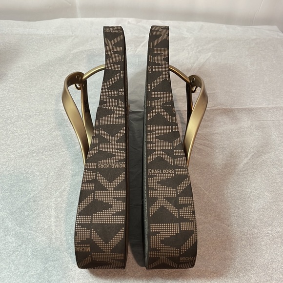 Michael Kors flip flops size 10 in excellent condition - Picture 9 of 10
